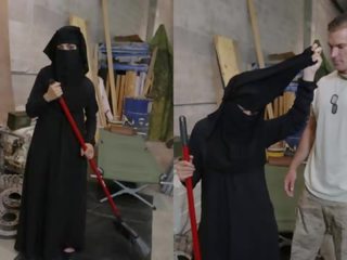 Tour de pompis - musulmán mujer sweeping suelo consigue noticed por concupiscente americana soldier