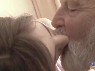 Vieux jeune - grand membre grand-père baisée par ado elle lèche épais vieux homme manhood