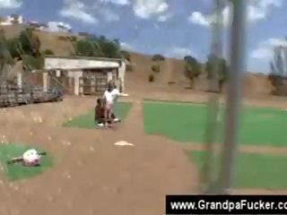 Pollastrella scopa anziano a un baseball corte