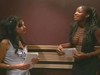 Gedraaid op interraciaal lesbisch vies klem in elevator